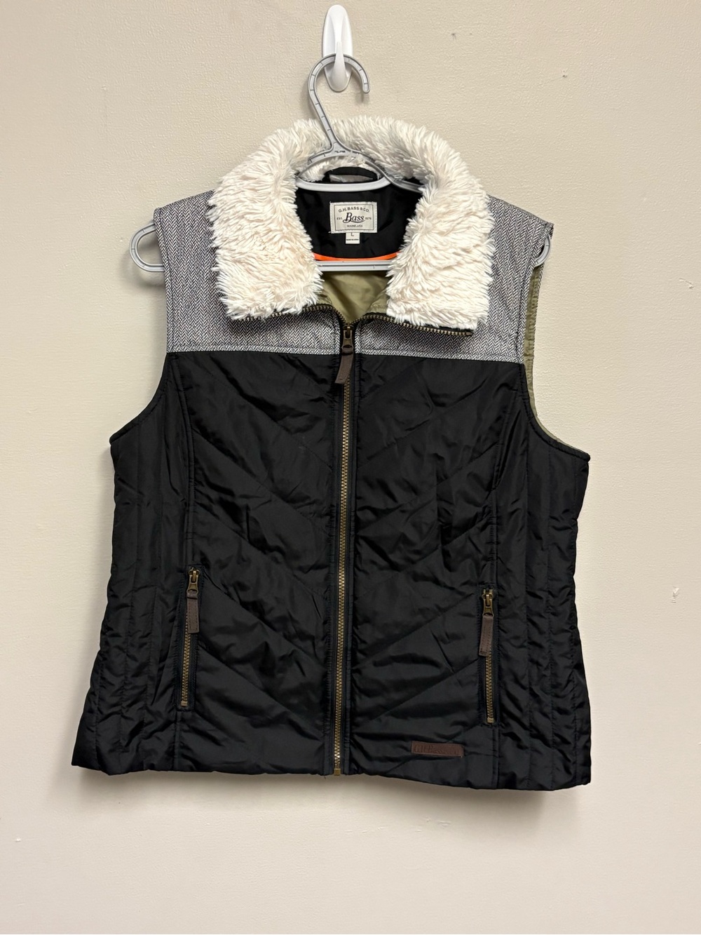G.H Bass & Co Women's Black Quilted Vest Faux Fur Collar Size L.